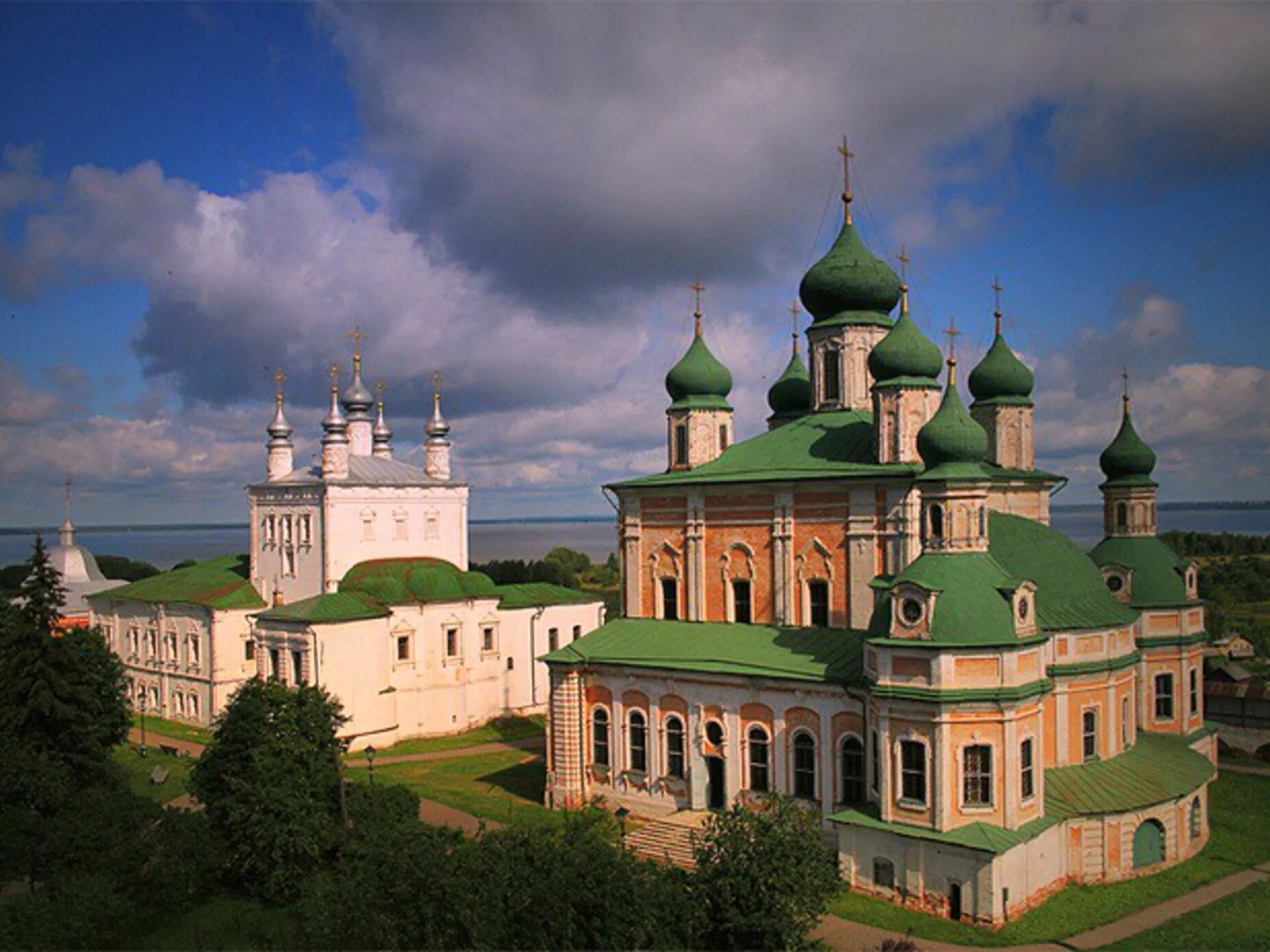 Город переславль залесский. Переславский музей-заповедник Переславль-Залесский. Успенский Горицкий монастырь (Переславль-Залесский). Переславль-Залесский золотое кольцо. Горицкий Успенский монастырь в Переславле-Залесском внутри.