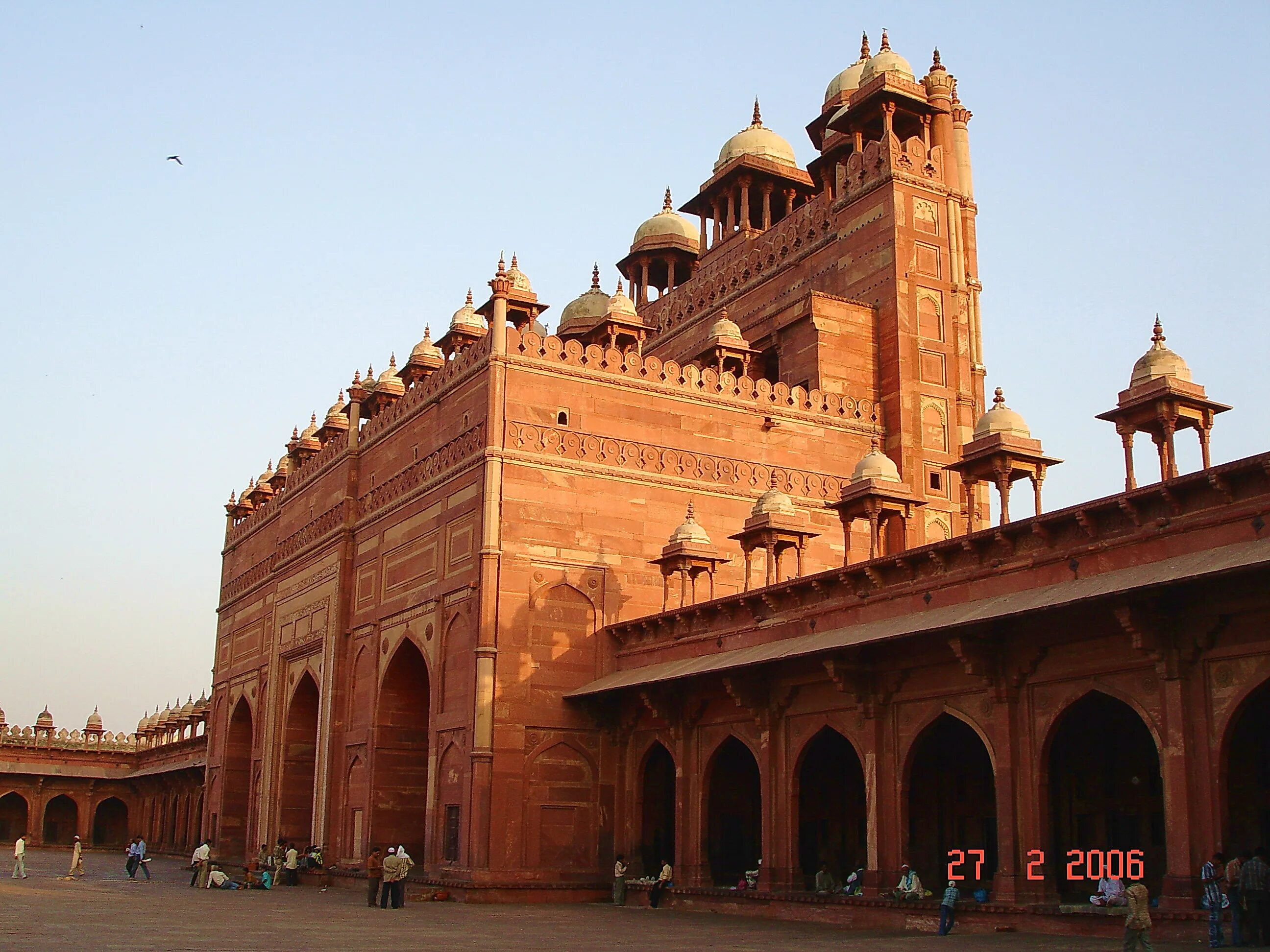 Города в индии в 17 веке. Калькутта индия 19 век. Калькутта 18 век. Дворец радж махал в орчхе. Эдвин лорд уикс перед мечетью 1883.