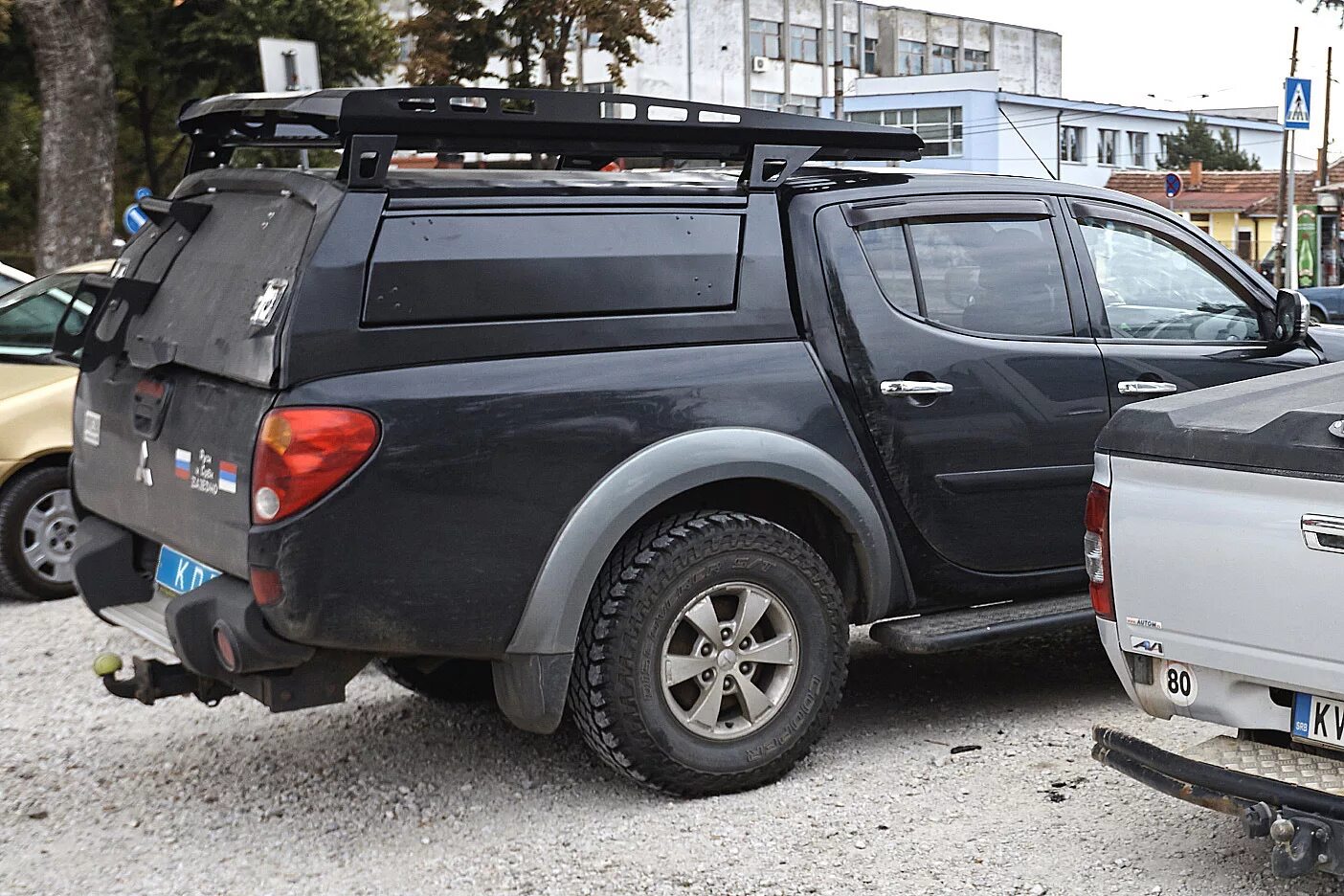 Мицубиси л200 багажник. Mitsubishi l200 экспедиционный. кунг kdt на л200. mitsubishi l200 с кунгом. кунг митсубиси л200.