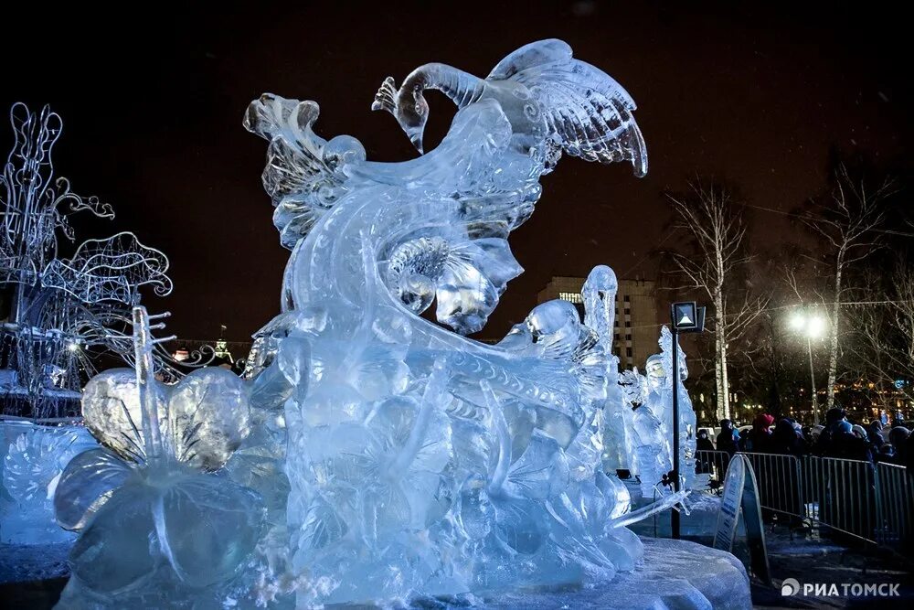 Ледяные фигуры. Томск ледяные скульптуры 2025. хрустальный томск. фигуры изо льда томск 2025. ледовые фигуры томск.