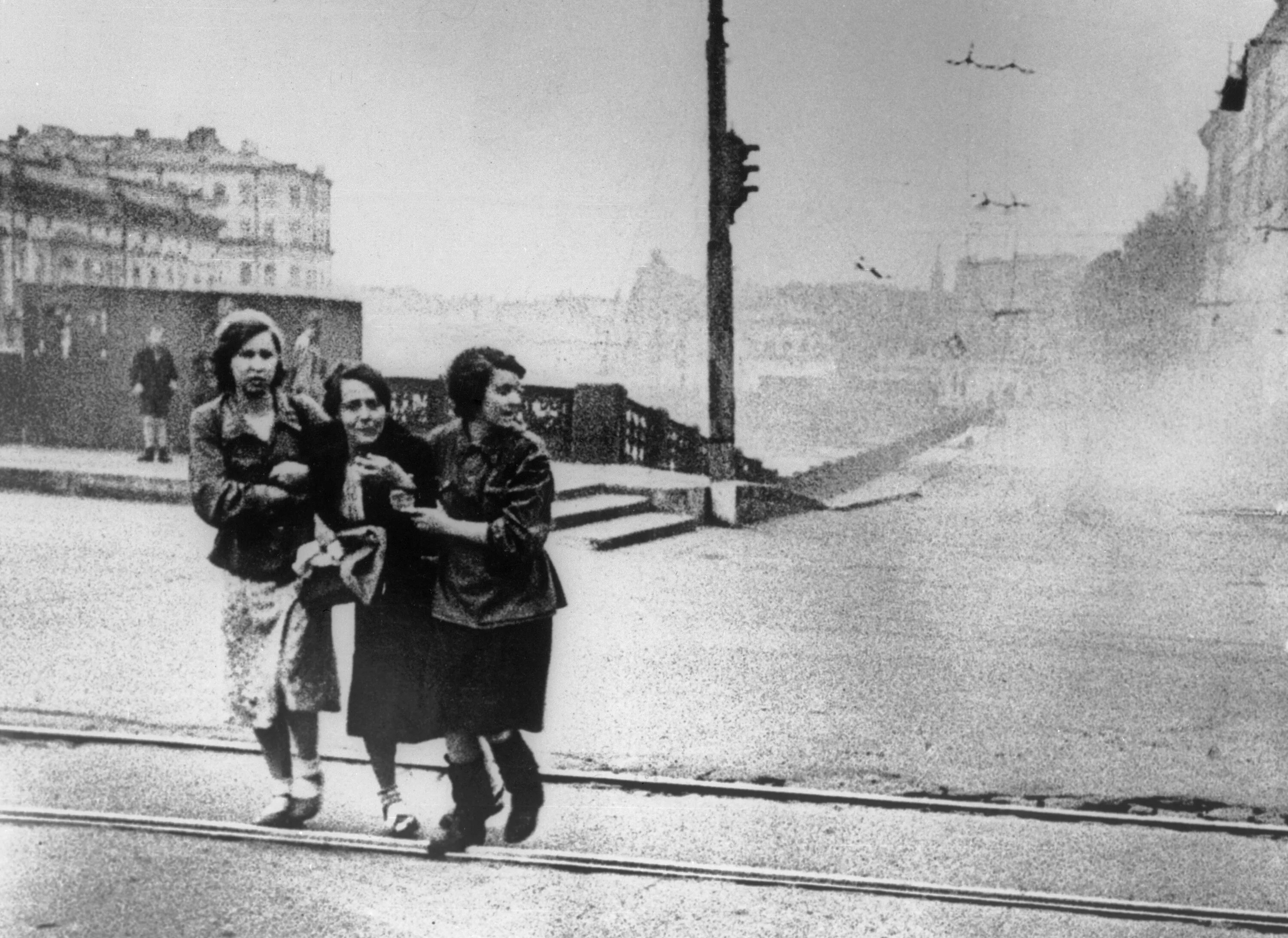 В петербурге воздушная тревога. Блокада Ленинграда 1942 год.