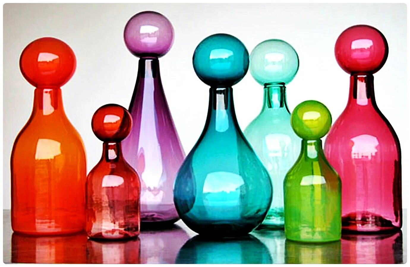 Цветные бутылочки. Разноцветные стеклянные бутылки. Бутылка из цветного стекла. Флаконы цветное стекло. Красивые цветные бутылки.