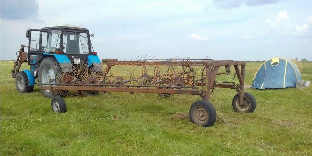 Грабли ворошилки гвн 4. Грабли ворошилки прицепные на трактор гвк-6. Навесные грабли мтз 80. Грабли на трактор мтз 80. Трактор мтз 80 с граблями.