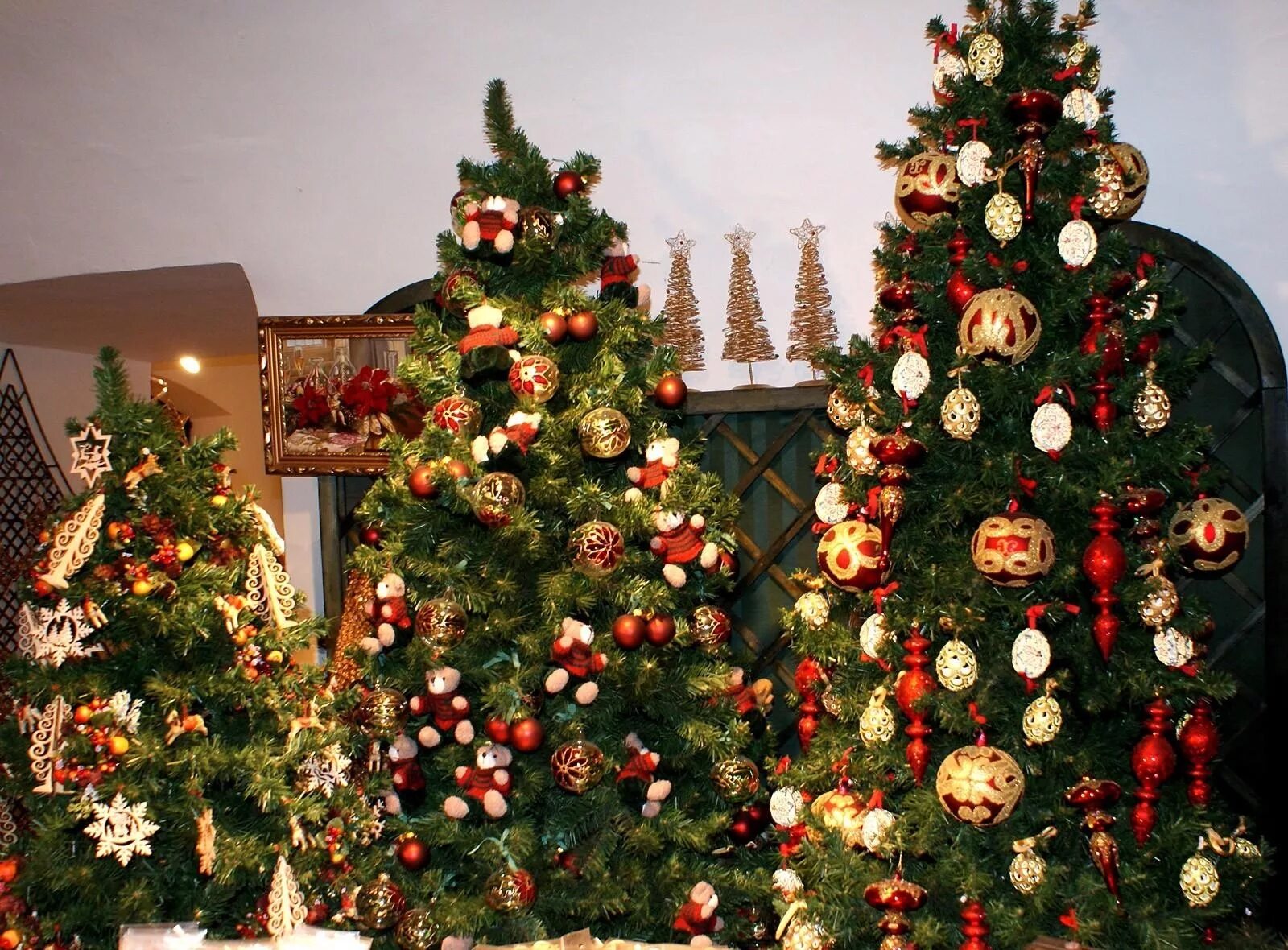 Decorating new year tree. Украшение елки. Новогодняя елка. Украшаем елку. Наряжаем елку.