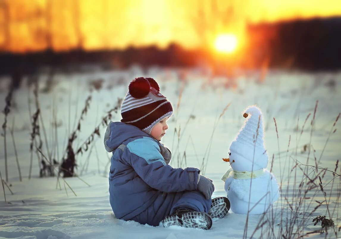 Зимой дети любят. Дети зимой. Детская фотосессия зимой. Фотосессия зимой в лесу дети. Зимний лес для детей.