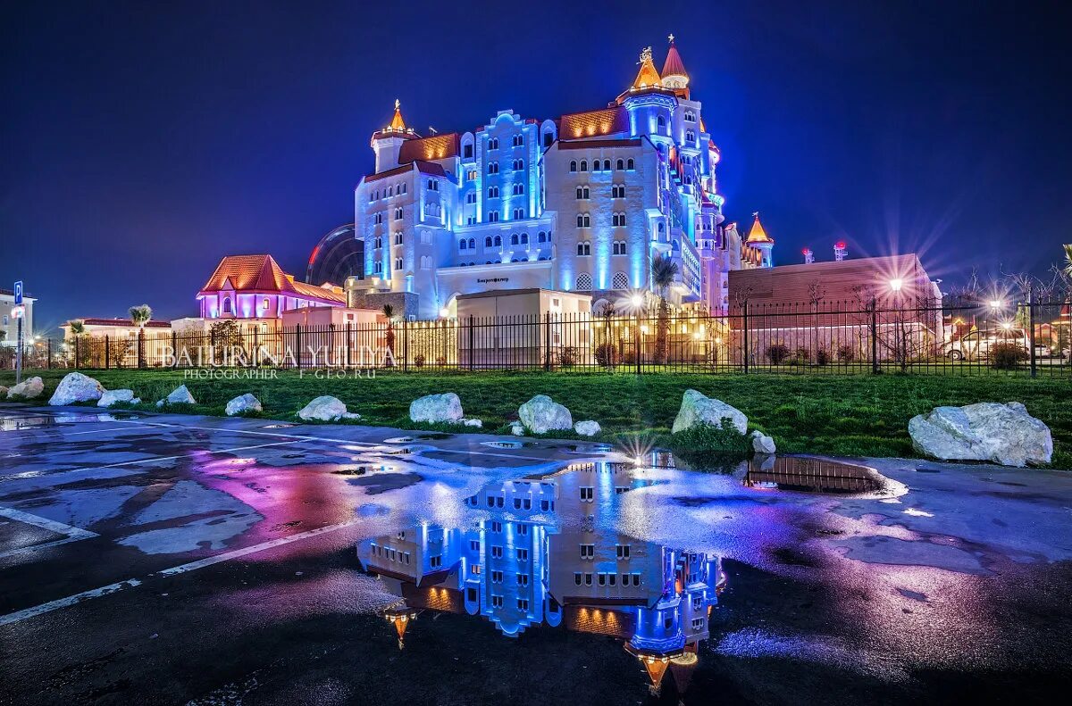 олимпийский парк отель богатырь. богатырь сочи ночью. гостиница богатырь сочи. адлер отель замок богатырь. отель богатырь сочи.