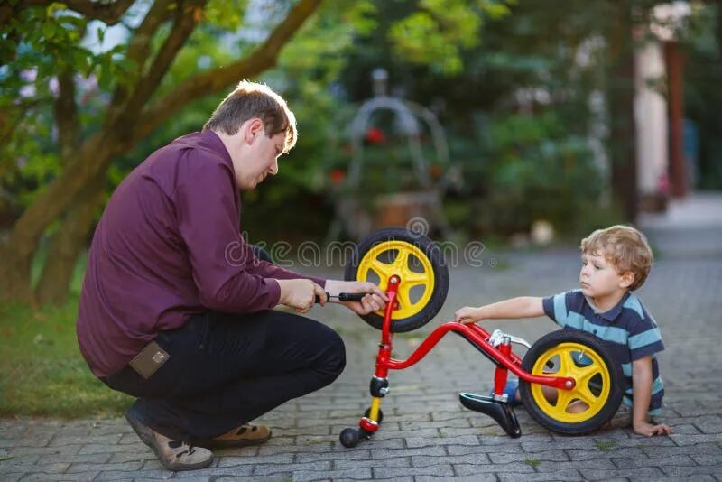 Папа накачивает. Папа чинит велосипед. Колесо для детей. Папа чинит игрушку. Мальчик чинит велосипед.