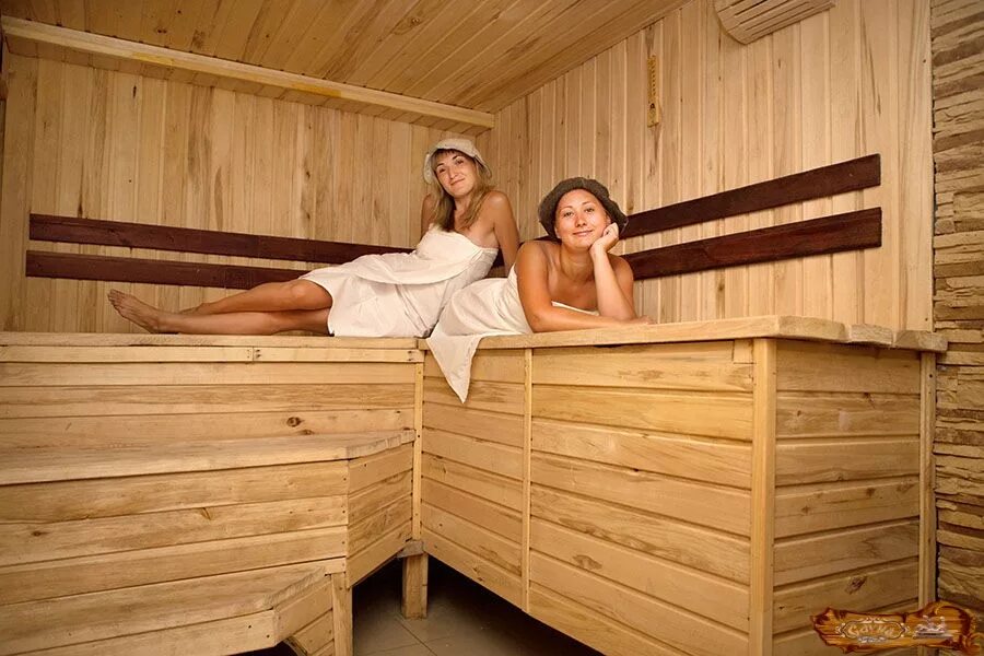 Ходить в баню. Женская баня. Девушки в парилке. Сауна девушки. Русская баня.