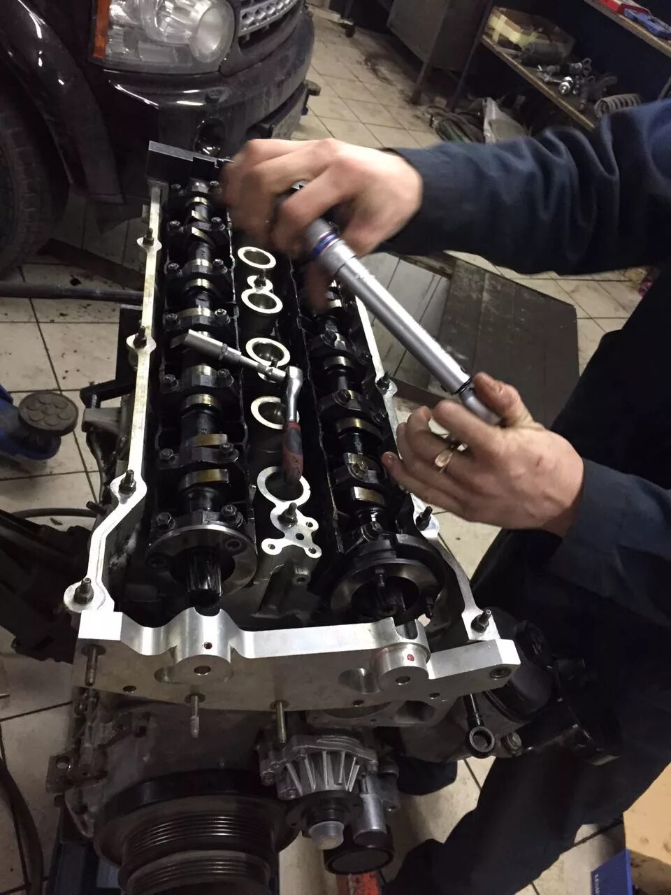 Выполнение ремонта двигателя