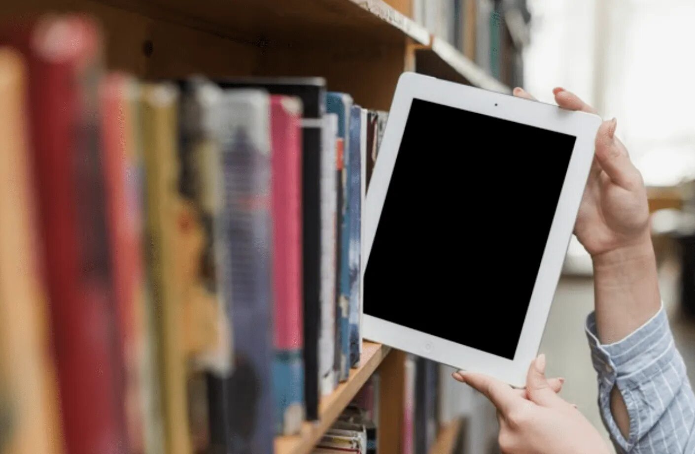 Над созданием книги трудились. Books study easy. создание книги фото. рука достает книгу с полки mocup. multi level reading mock.