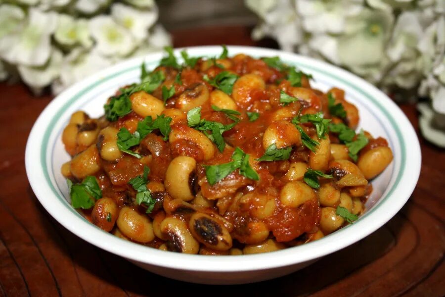 фасоль с фаршем. фасоль в казане с мясом. рагу с фасолью и картошкой и мясом. говядина с фасолью и овощами. как приготовить фасоль с мясом с картошкой.