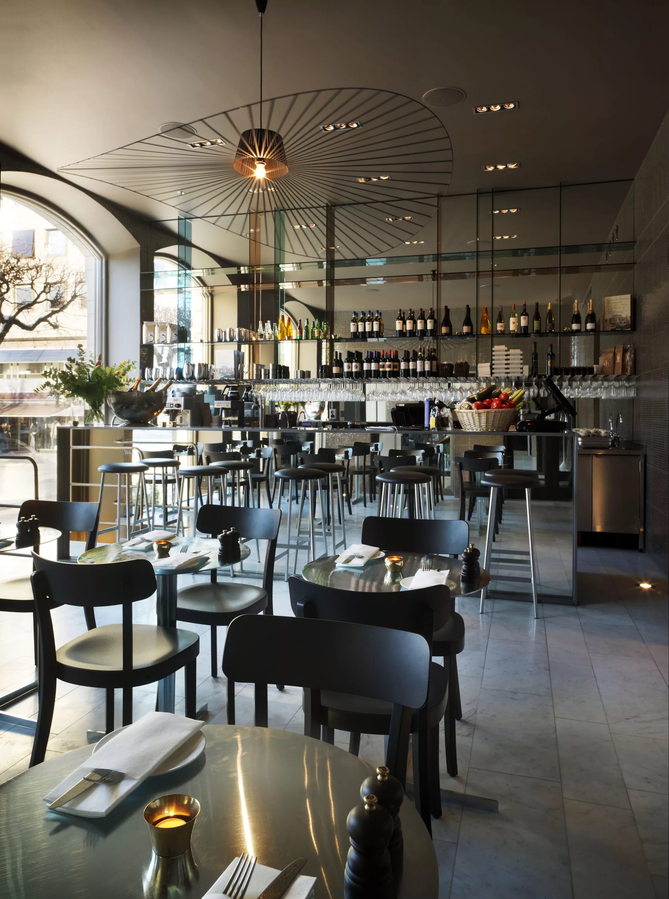 Ресторан мишлен. Lesartists ресторан москва. Ресторан «restaurant farang» в стокгольме. Ресторан швеция. Интерьер шведского ресторана.