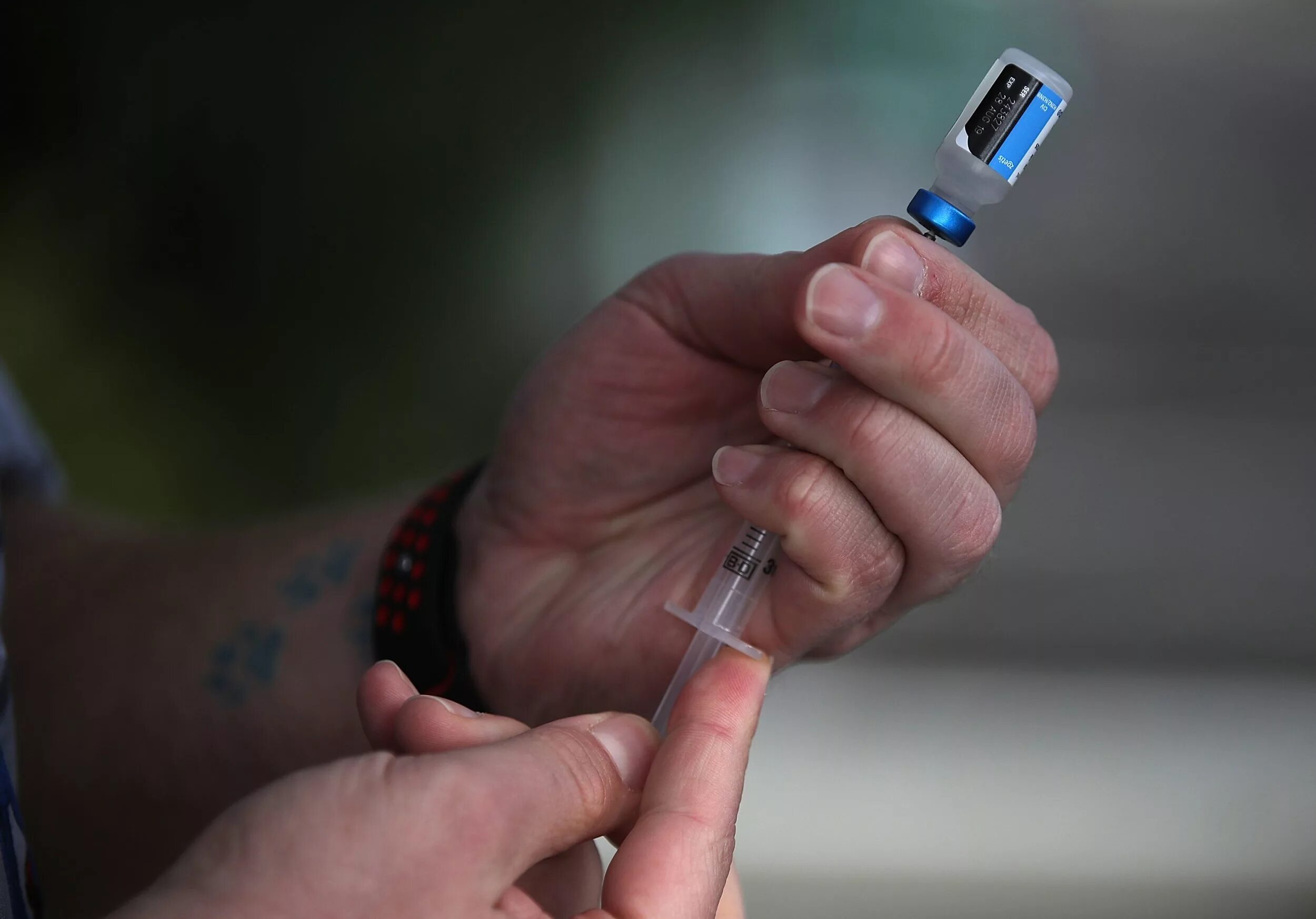 Вакцина против рака. Вакцина от гриппа приколы. human vaccine company. humans injector.
