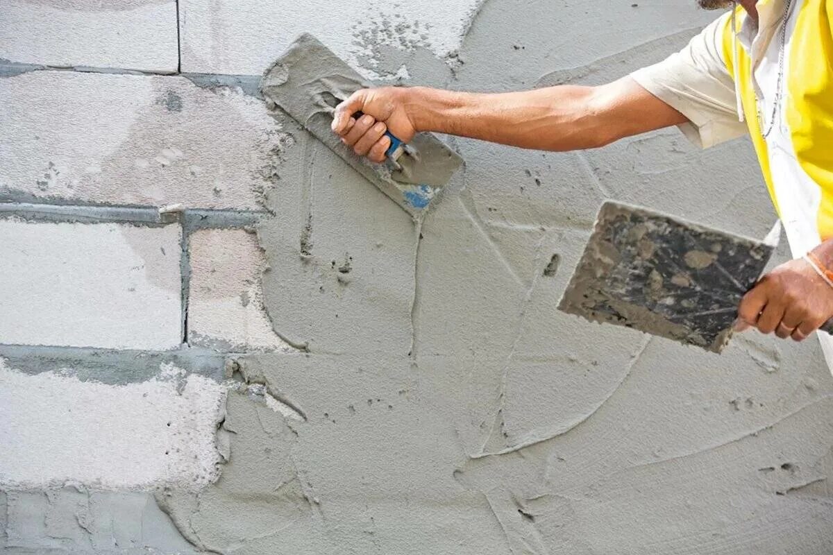Штукатурка стен кирпичного дома. Цементно-Песчаная штукатурка. Оштукатуривание стен цементно-песчаным раствором. Технология штукатурки стен цементно песчаным раствором. Кирпичные стены штукатурятся песчано цементным раствором.