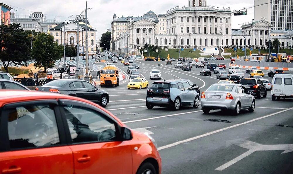 Движение в городе. Автомобильное движение. Машины на улицах Москвы. Дорожное движение в городе. Городское движение.