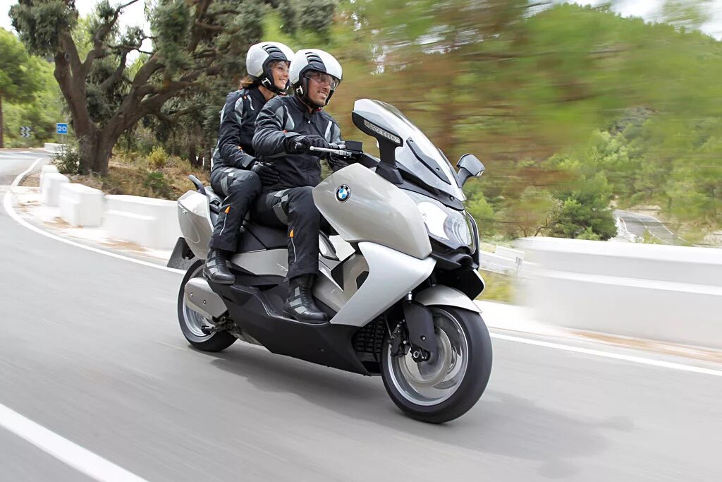 Скутер 650. Скутер BMW c650gt. Макси скутер БМВ 650. Макси скутер БМВ 650 gt. Максискутер БМВ с650 gt.