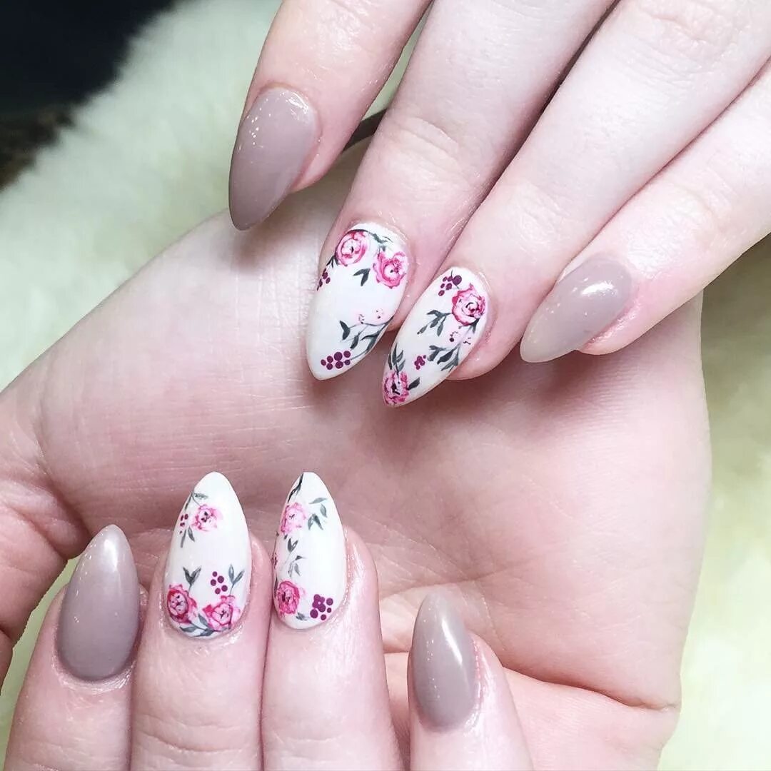 Цветы на ногтях. Ногти с цветочками. Маникюр с цветочками на ногтях.
