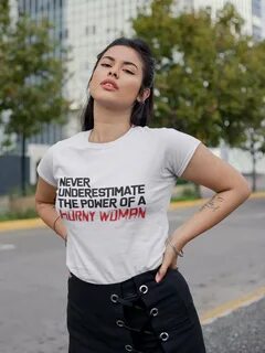 never underestimate the power of a woman t shirt - plusmicrotd.kz 