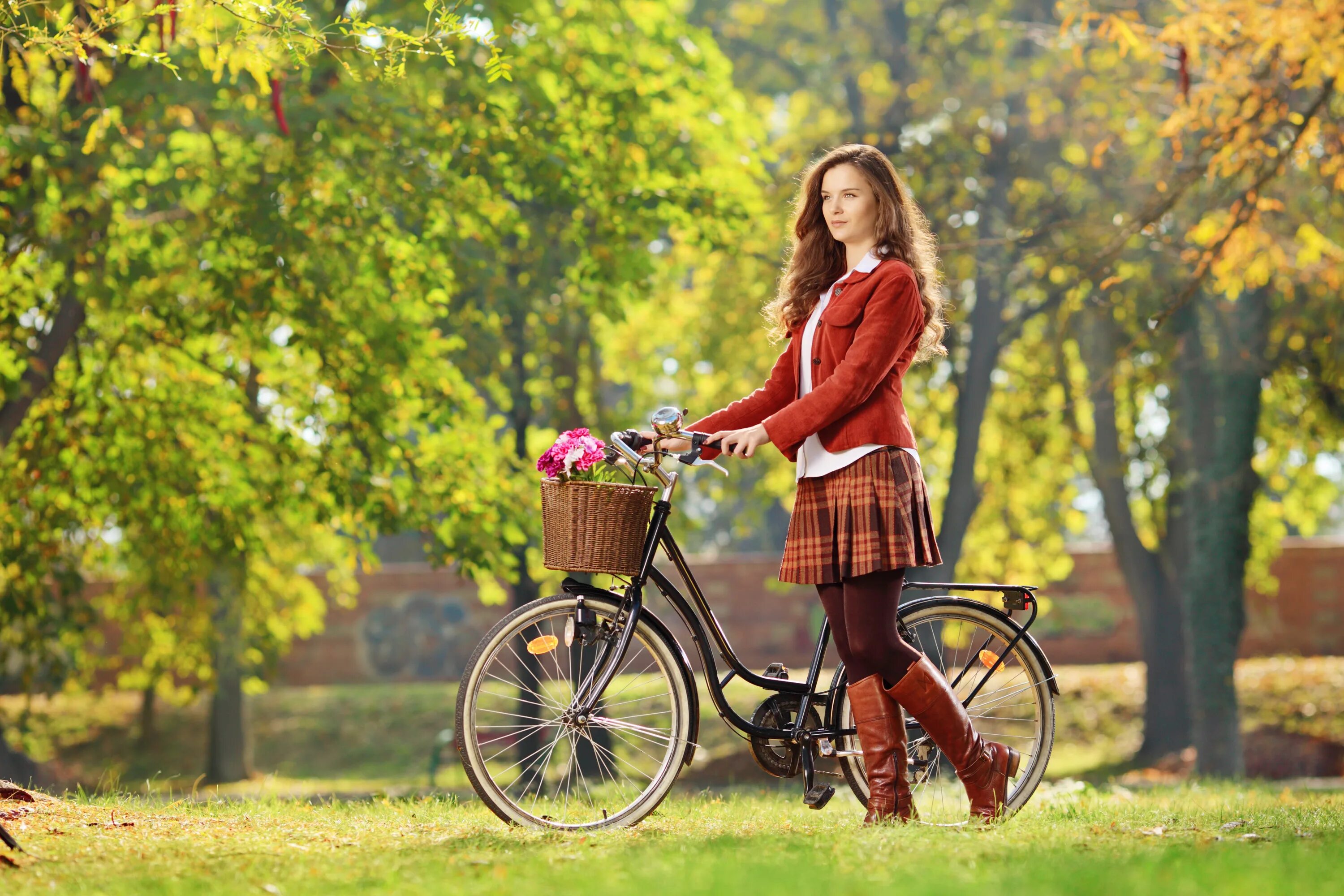 She s in the park. Прогулка в парке девушка. Женщина на велосипеде. Прогулка на природе. Велосипед для девочки.