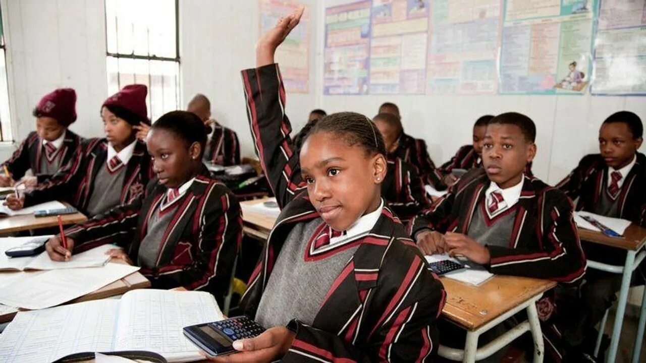 Школьники ЮАР. Public School South Africa. Как проходит дополнительное образование в ЮАР. African students in School in Front of Projector. Student corner