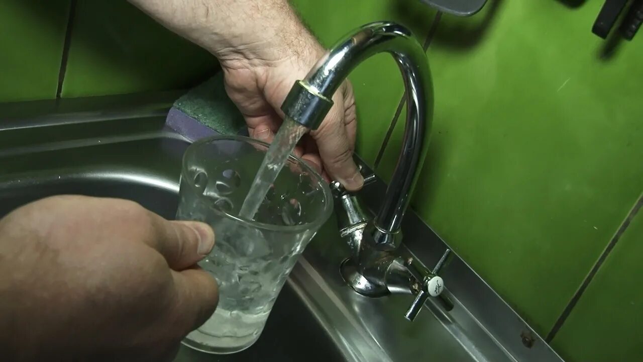 Синтетическая вода. Питьевая вода из под крана. Отравились питьевой водой. Некачественная водопроводная вода. Питьевая вода из под крана.