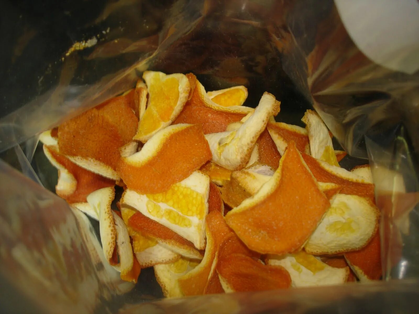 Сухие корки мандаринов. Апельсиновая корка. Кожура апельсина. Кожура от апельсина. Цитрусовые корки.