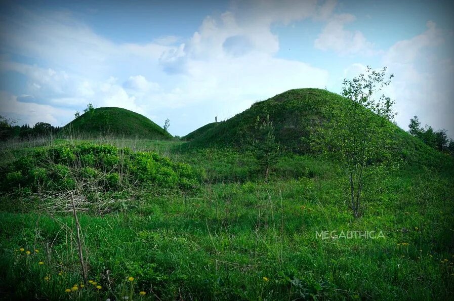 могила из камней. древняя могильная насыпь из камней. земляной курган. каменный ансамбль бру-на-бойн. олегова гора в киеве.