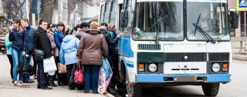 Переполненный пазик. Переполненный городской автобус. Пассажиры в ПАЗИКЕ. Люди в автобусе.