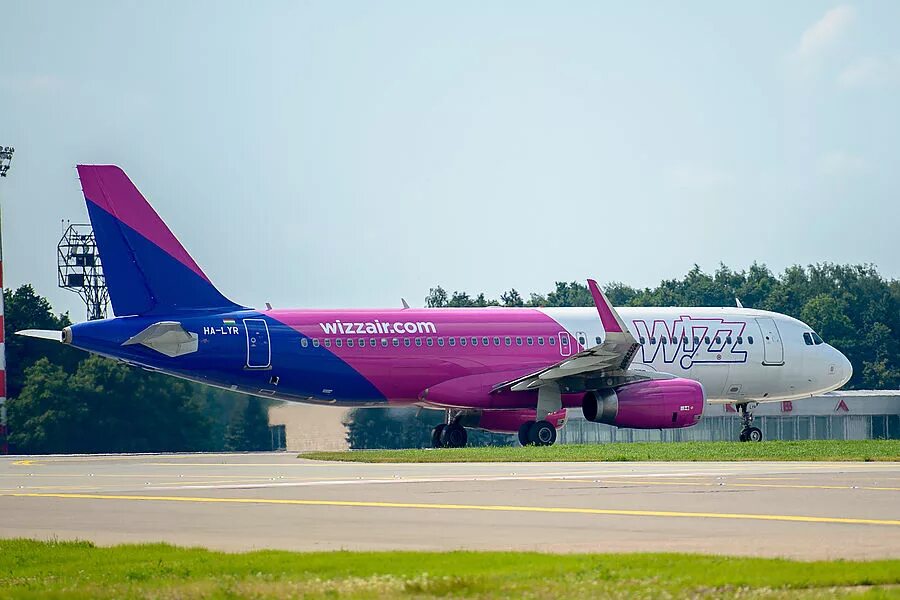 Wizzair москва. Лоукостер Wizz Air. Венгерские авиакомпании. Авиалинии Венгрии. Самолет венгерских авиалиний.