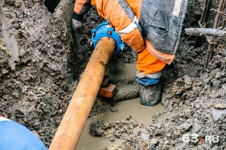 Утечка труб воды. Порыв трубы водопровода. Прорыв водопровода. Устранение аварии на водопроводе. Устранение порыва водопровода.