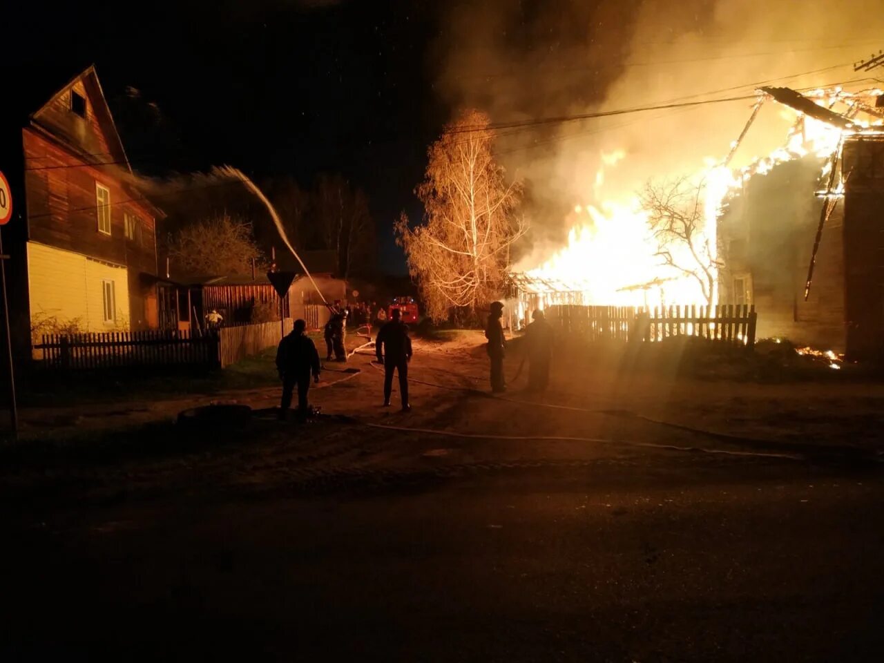 Горят три дома в москве. Пожар в Советске Кировской области. Пожар в Советске Кировской области улица Чапаева. Пожар фото. Дом горит.