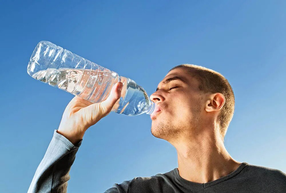 Drinking during. Питье воды. Мужчина пьет воду. Пьет из стакана. Мужчина пьет воду из стакана.