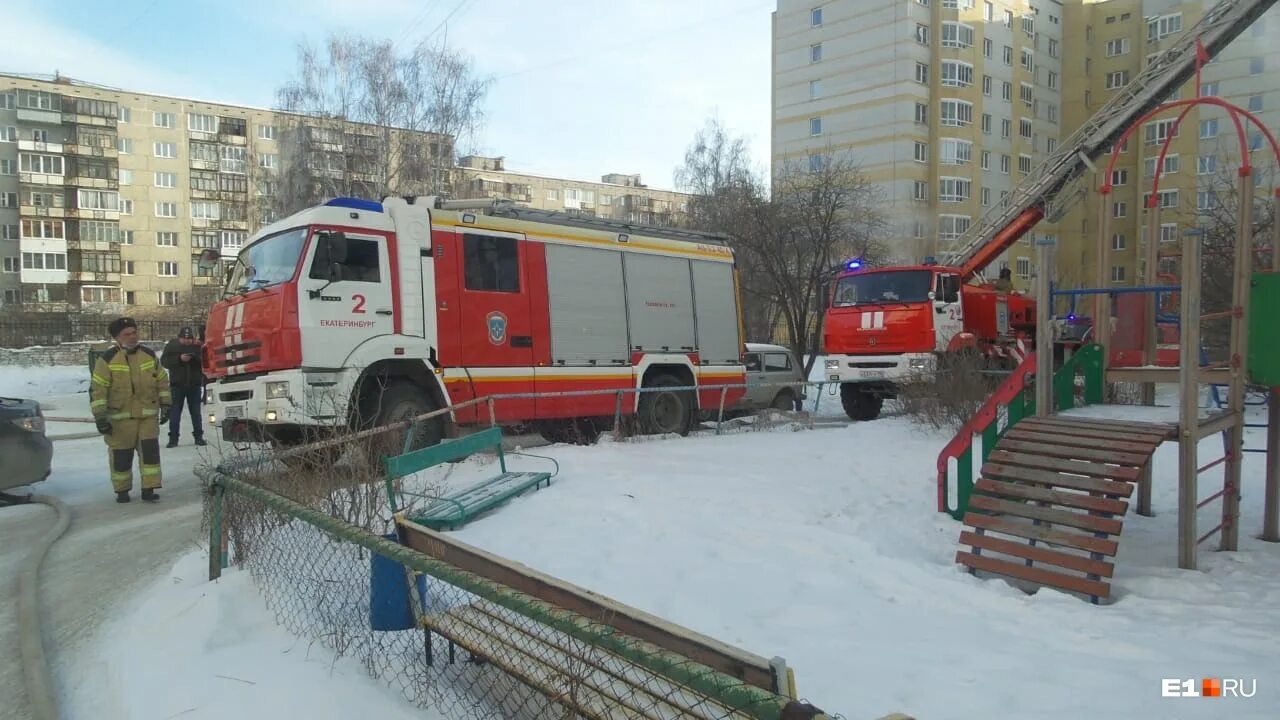 Новости екатеринбурга на е1 пожары. Пожар в екатеринбурге сегодня сейчас. Пожар на уралмаше. Новости екатеринбурга на е1 пожары. Пожар в екатеринбурге.
