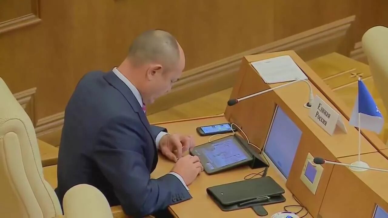 День дума как играть. Думу думаю. депутаты играют в планшет.