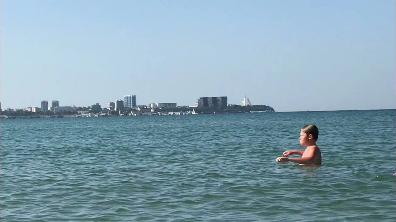 Какая температура черного моря сейчас в анапе. Дельфины в анапе на пляже. что сейчас на черном море в 2025 году.