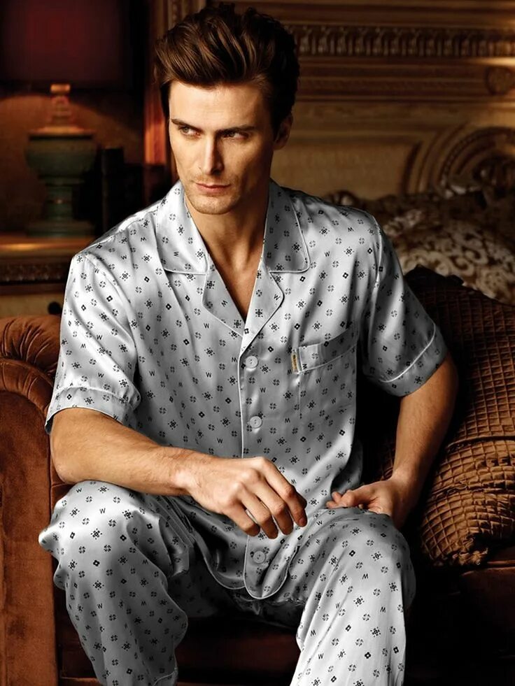 Пижама мужская. Шелк мужчина. Мужская пижама шелк. Парень в халате. Мужчина в пижаме.