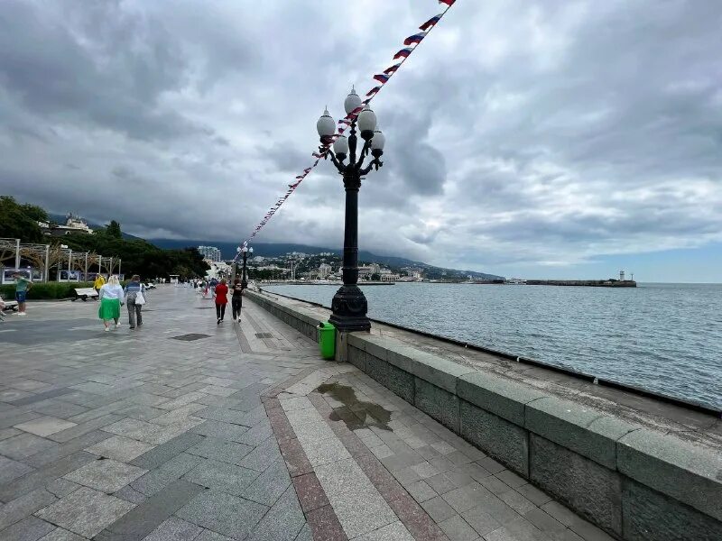 песня ялта где растет золотой