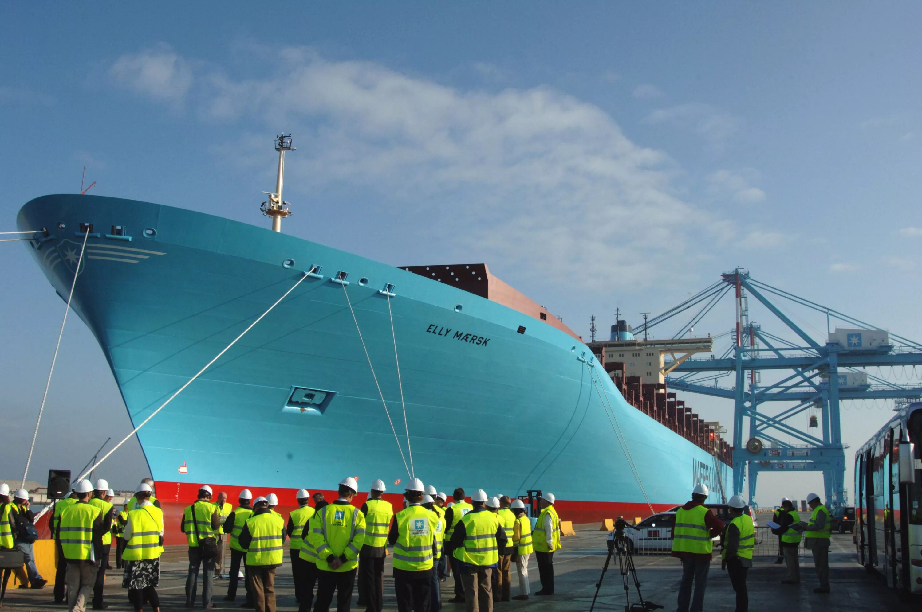 Список самых больших судов. Emma Maersk самый большой грузовой корабль в мире. Emma Maersk судно. Контейнеровоз Маерск самый большой. Контейнеровоз Emma Maersk.