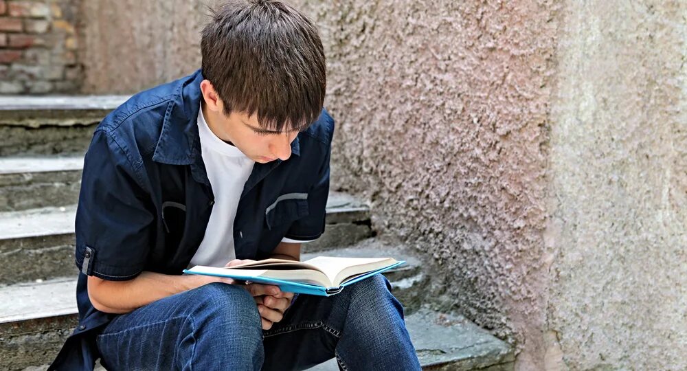 Подросток с книжкой. Чтение подростки. Школьники подростки. Подростки за чтением.