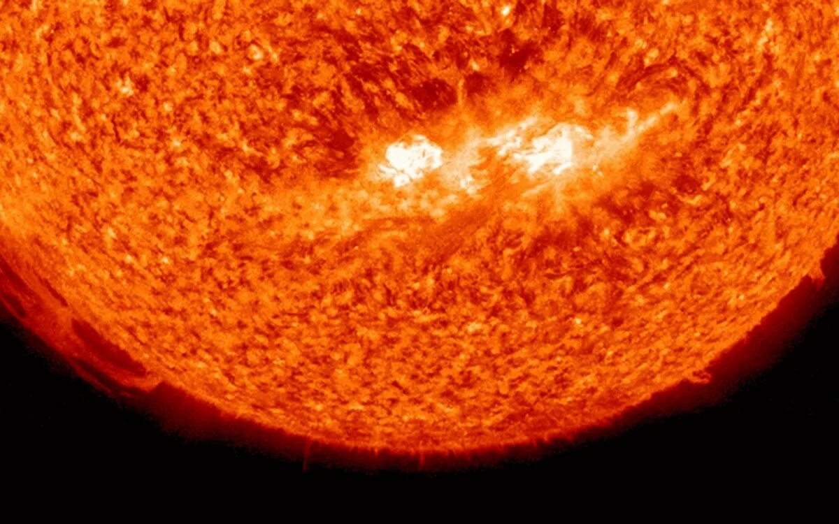 солнце протуберанцы ультрафиолет. где настоящее солнце. вспышки на солнце. самое близкое фото солнца с сотами. солнце настоящее.