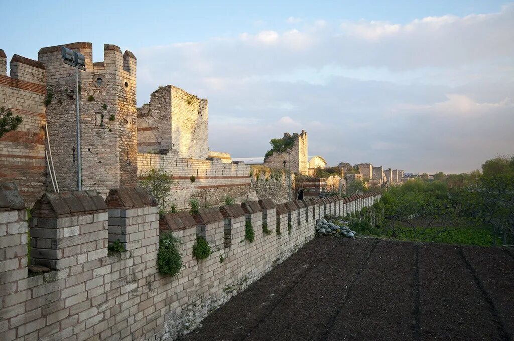 Где есть стена. Крепостная стена Константинополя в Стамбуле. Феодосиевы стены Константинополя. Городские стены Константинополя Феодосиевы стены. Феодосиевы стены в Стамбуле.