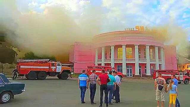 Сгорел кинотеатр. Кинотеатр мир Стаханов. Кинотеатр в городе Стаханов. Кинотеатр Шахтер Стаханов. Стаханов город кинотеатр мир внутри.