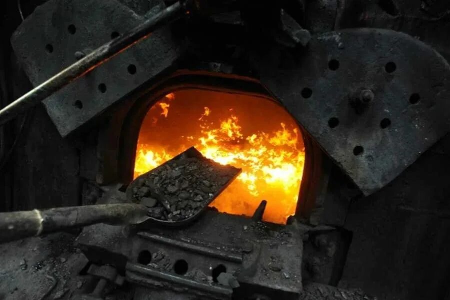 Топка паровоза. Колосник топки паровоза. Паровозная топка. Паровая машина паровоза п 36. Топка паровоза.