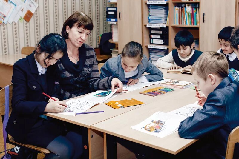 фото особенные дети в классе. школьники старшие классы. работа в обычной школе. старшеклассники на уроке. ресурсный класс в школе.