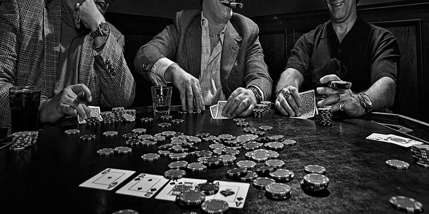 Карты деньги стол. Гангстеры в казино. Игра в Покер. Казино. Казино мафия.
