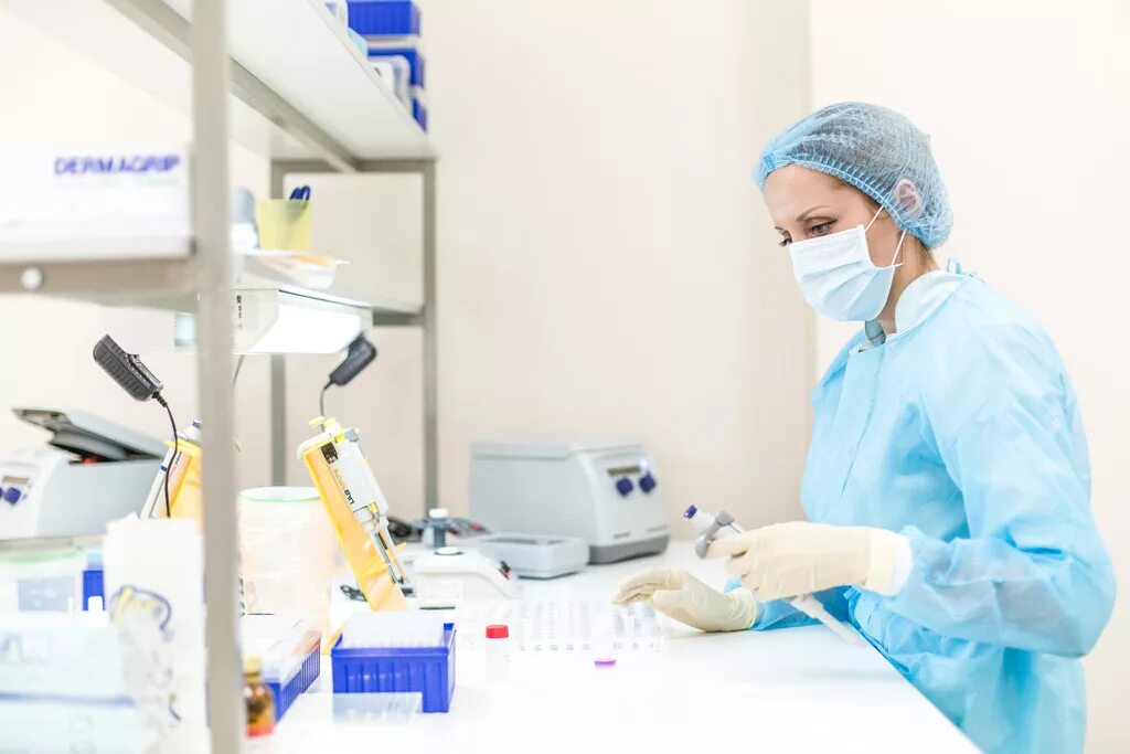 ученые в лаборатории. молекулярно-генетическая экспертиза. днк лаборатория. молекулярно-генетическое тестирование. молекулярно-генетическое исследование.