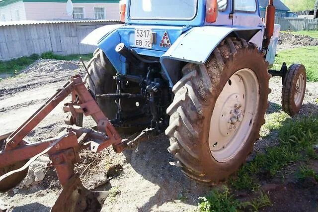 Плуг рессорный для мтз 82. Крепление плуга мтз 80. На мтз 80 трехкорпусный плуг. Трактор мтз 80 с плугом. Регулировка плуга на мтз 82.