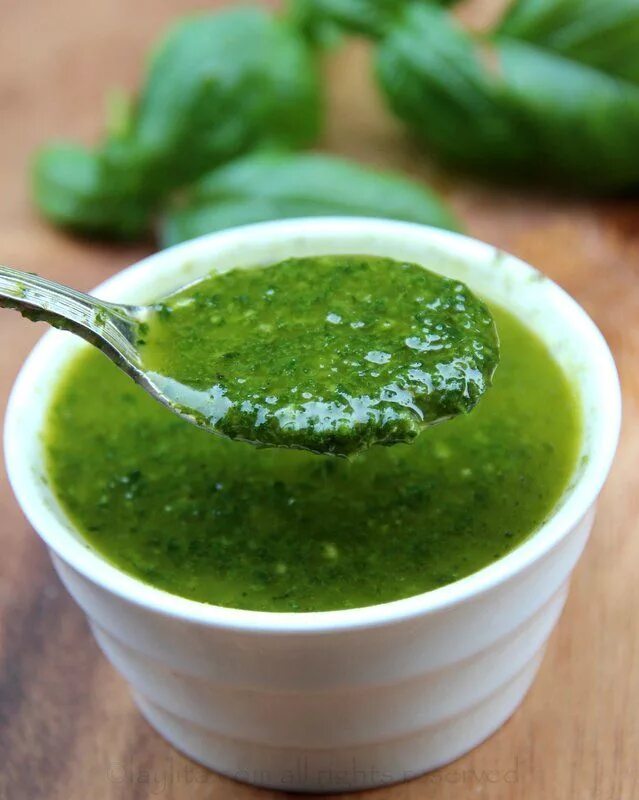Соус масло с чесноком рецепт. Зеленый соус. Соус с зеленью. Зеленый соус для салата. Приправа из зелени.