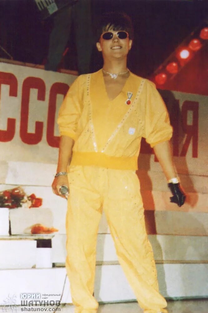 Юрий шатунов. Криштиану роналду торс в молодости. Красивые ноги парней. Босиком новосибирск. Юра шатунов германи дом.