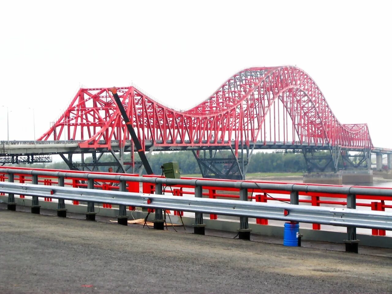 Ханты-Мансийск мост красный дракон. Мост дракона Ханты Мансийск. Ханты-Мансийск мост через Иртыш. Красный дракон мост через Иртыш.